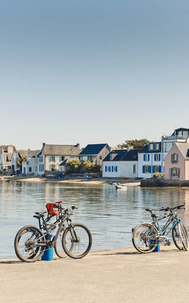 Poser son vélo sur le port de l'Île-Tudy