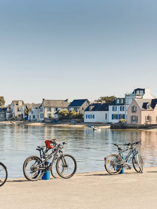 Das Fahrrad am Hafen von Île-Tudy abstellen