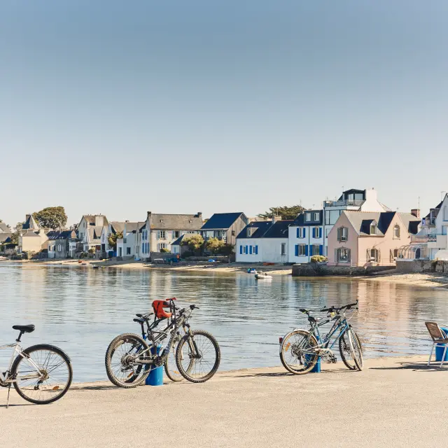 Poser son vélo sur le port de l'Île-Tudy