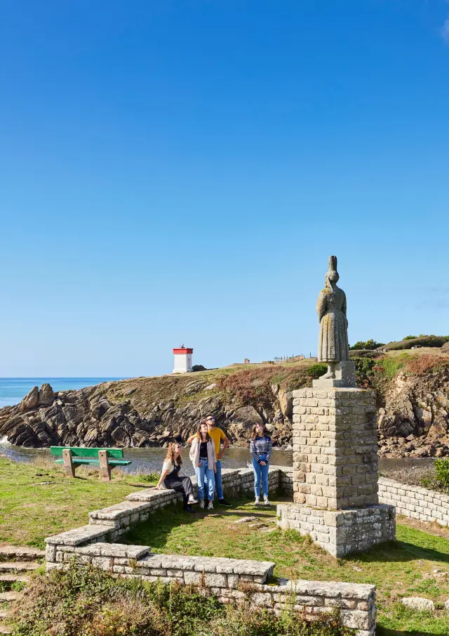 Statue de la bigoudène à Pors Poulhan
