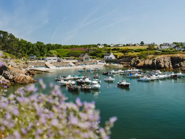 Blick auf den Hafen von Pors Poulhan mit den Booten