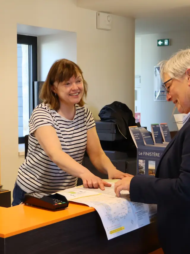 Ticketservice in der Touristeninformation Plozévet