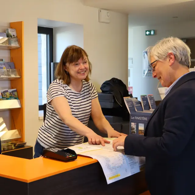 Ticketservice in der Touristeninformation Plozévet