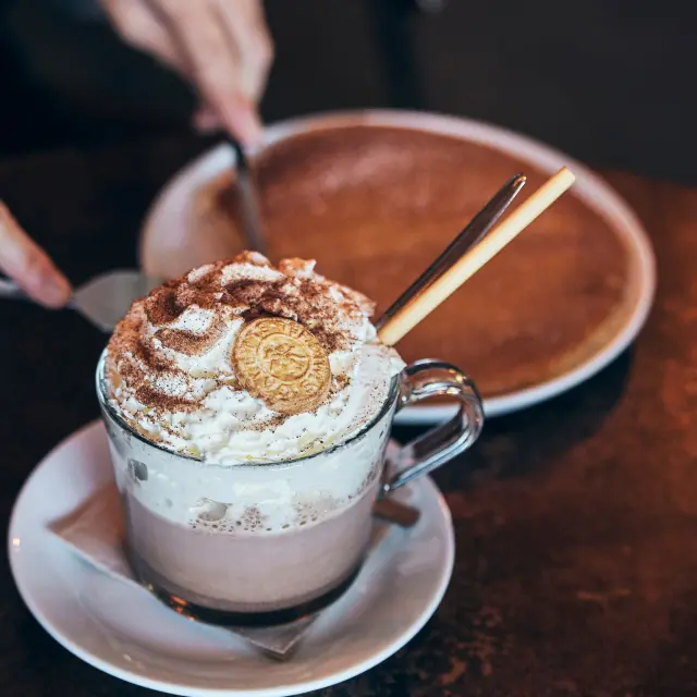 Heiße Schokolade und Kouign bei Tom Café - Pors Carn - Penmarc'h