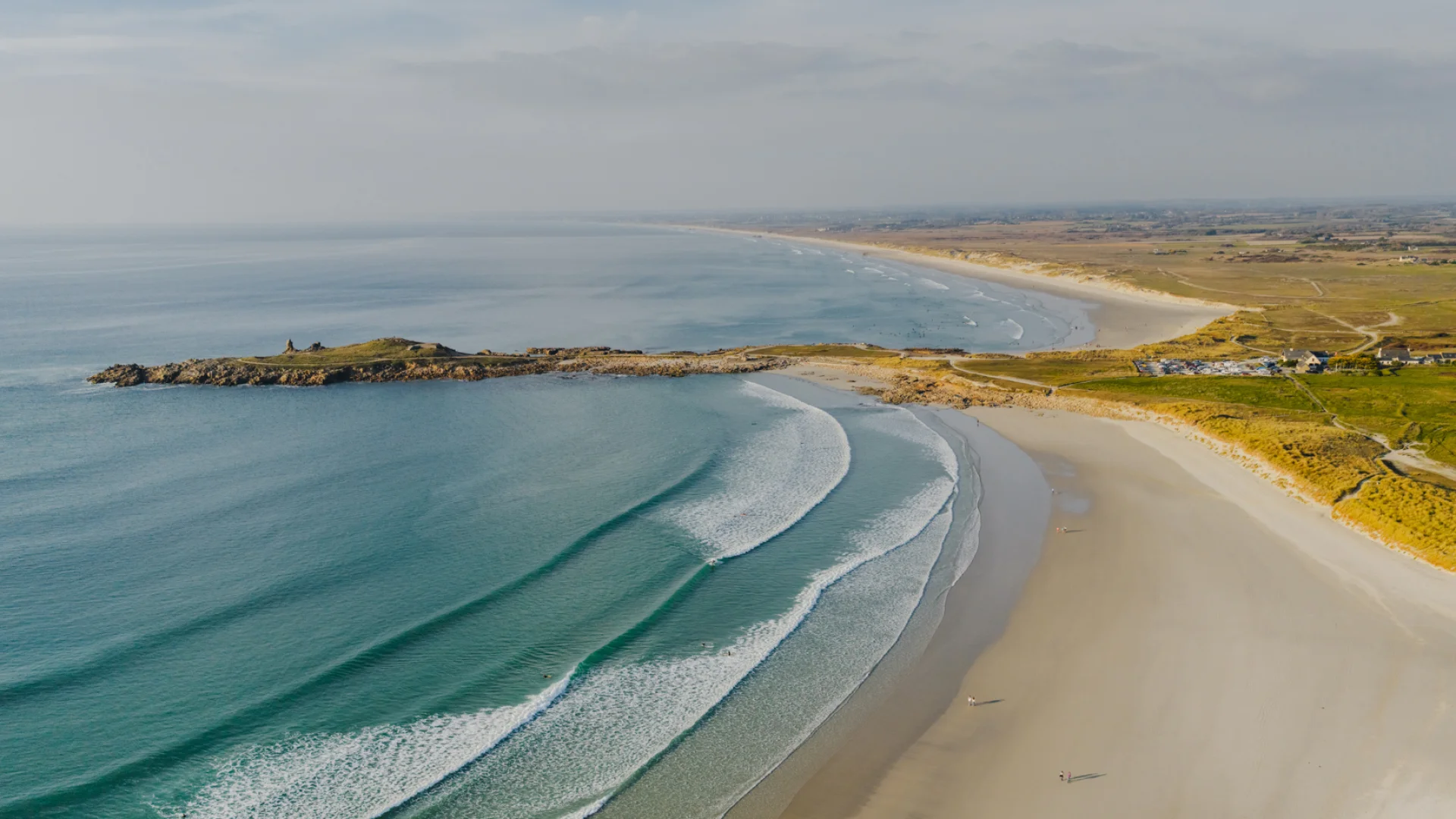 Vue drone de la Baie d'Audierne avec la pointe de la Torche