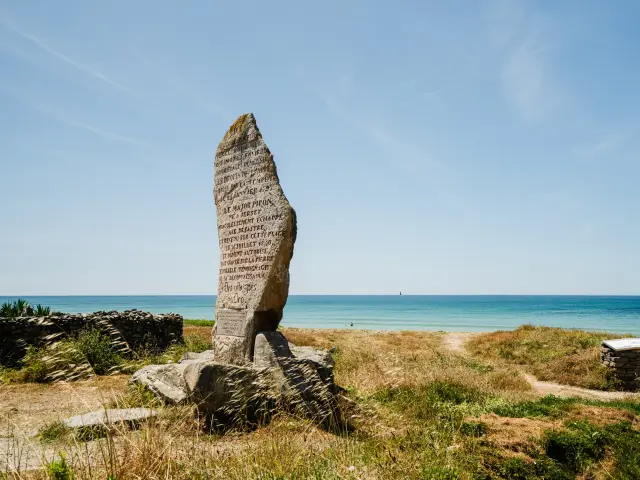 Menhir des Droits de l'Homme - Plozévet