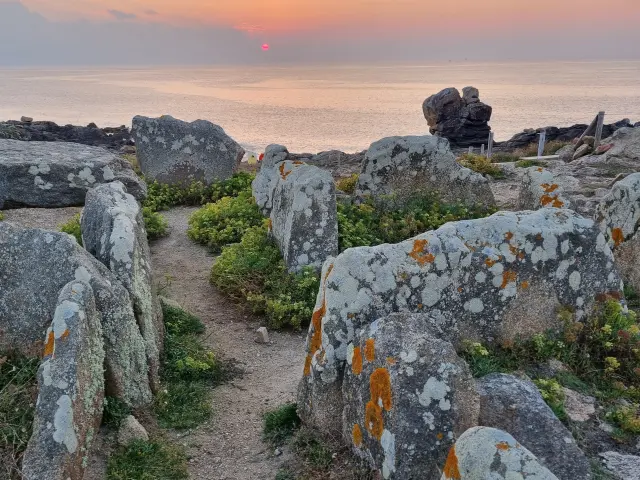 Coucher de soleil - mégalithes Pointe de la Torche - Plomeur