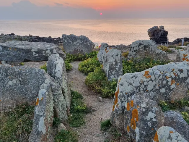 Coucher de soleil - mégalithes Pointe de la Torche - Plomeur
