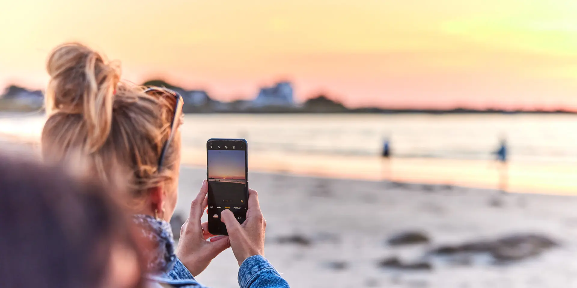 Den Sonnenuntergang über dem Ozean fotografieren