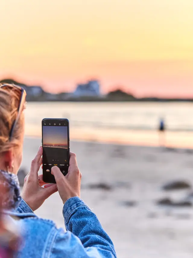 Den Sonnenuntergang über dem Ozean fotografieren