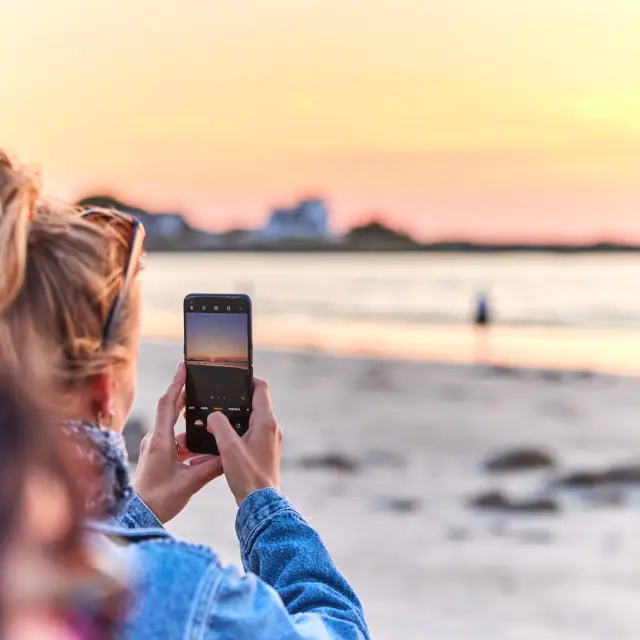 Den Sonnenuntergang über dem Ozean fotografieren