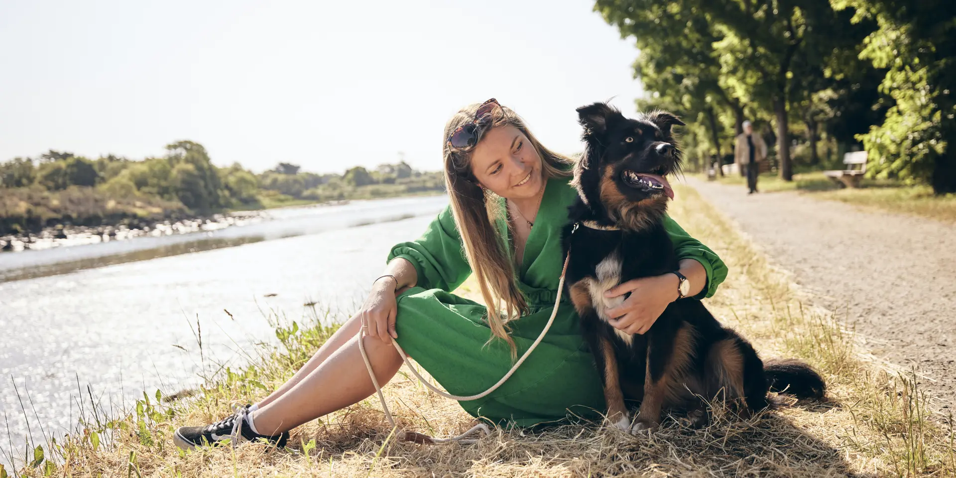 Spaziergang mit dem Hund auf dem Treidelpfad - Pont-l'Abbé