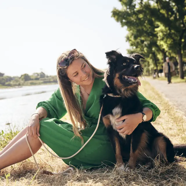 Spaziergang mit dem Hund auf dem Treidelpfad - Pont-l'Abbé
