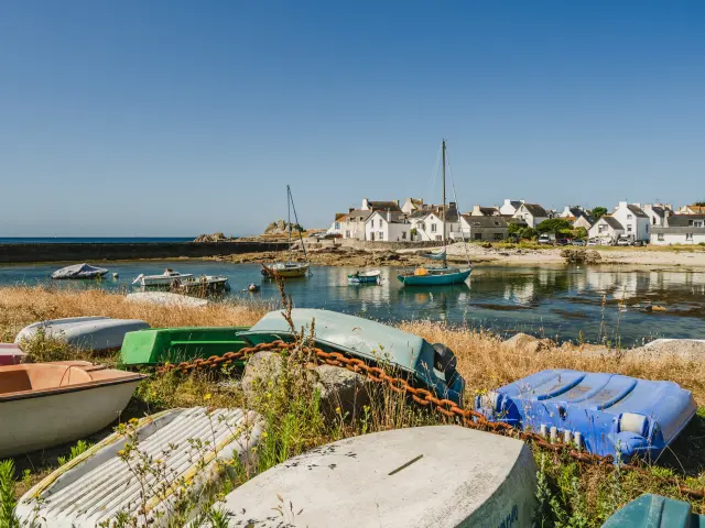 Die Gemeinde Lesconil vom Hafen aus gesehen