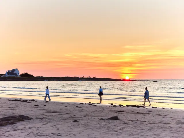 Puesta de sol en la playa de Pors Carn en Penmarc'h