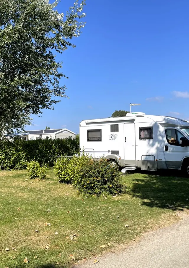 Aire Camping Car au Camping Les Hortensias à Loctudy