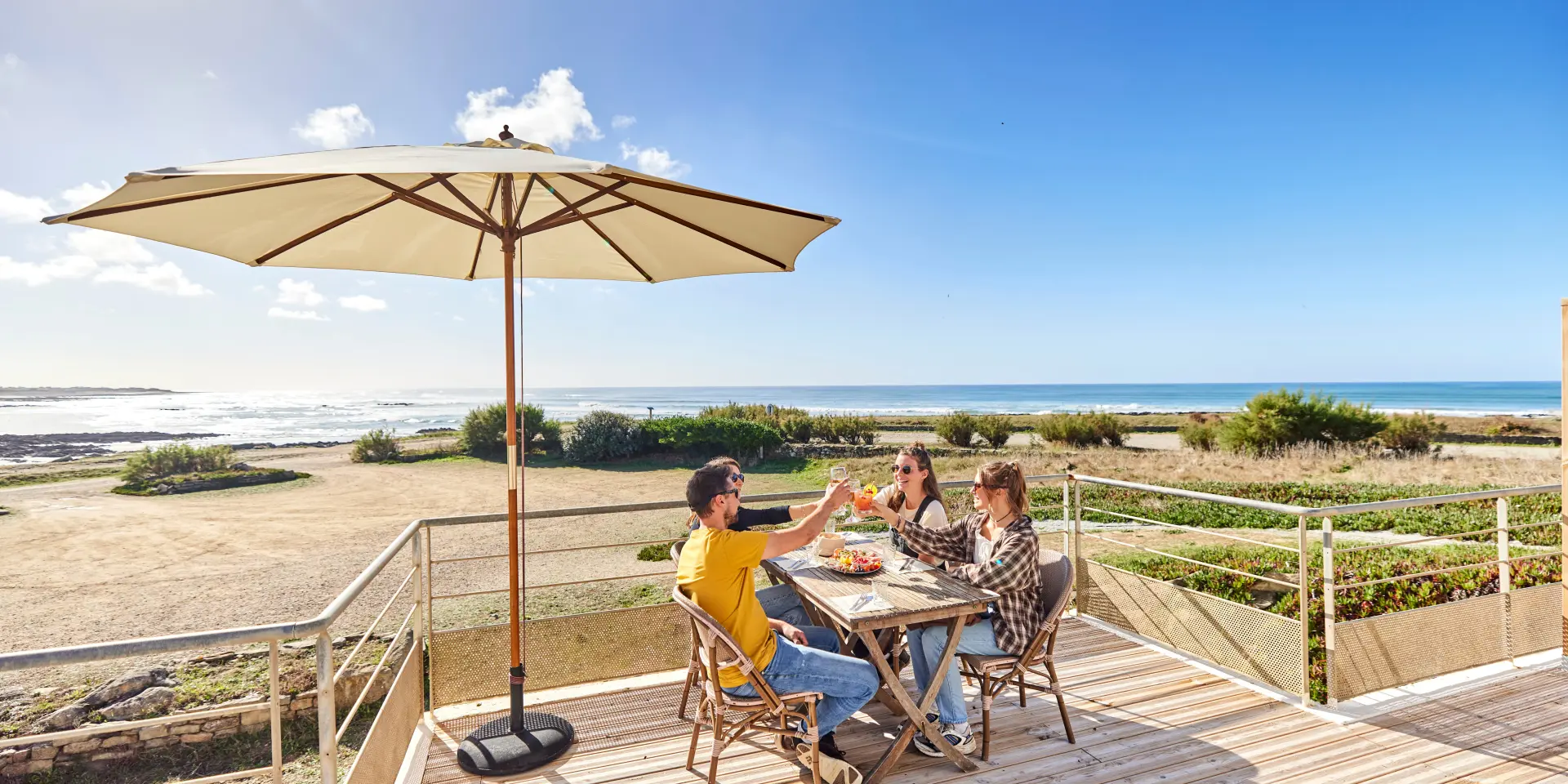 Mittagessen auf einer Terrasse im Pays bigouden