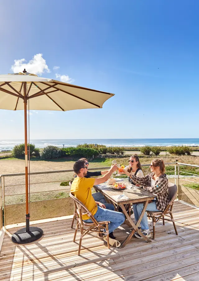 Déjeuner en terrasse en Pays bigouden