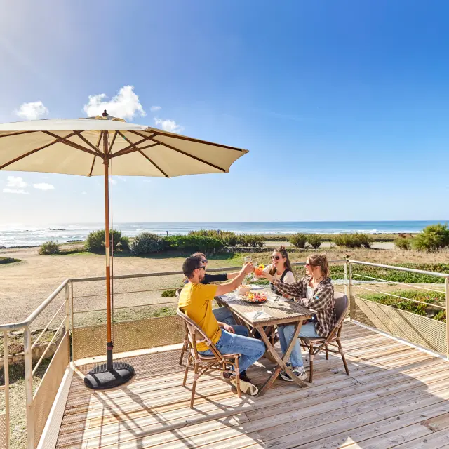Mittagessen auf einer Terrasse im Pays bigouden