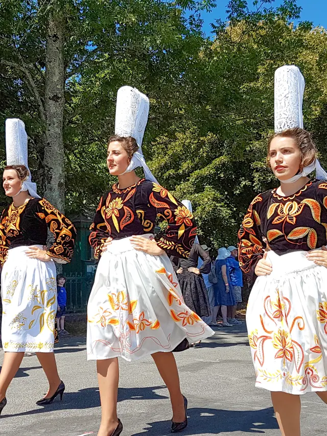 Défilé au Festival des brodeuses à Pont-l'Abbé