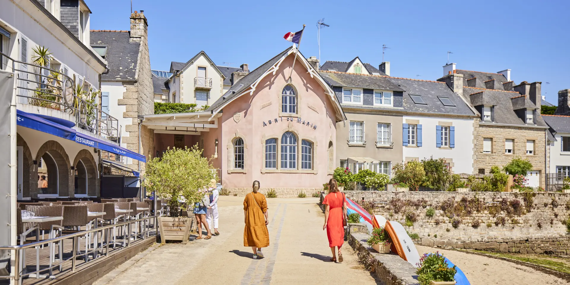 Balade au port de Sainte-Marine devant l'abri du marin