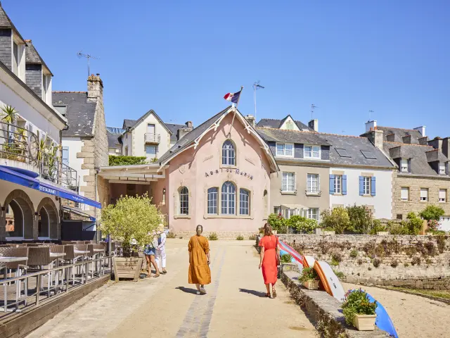 Balade au port de Sainte-Marine devant l'abri du marin