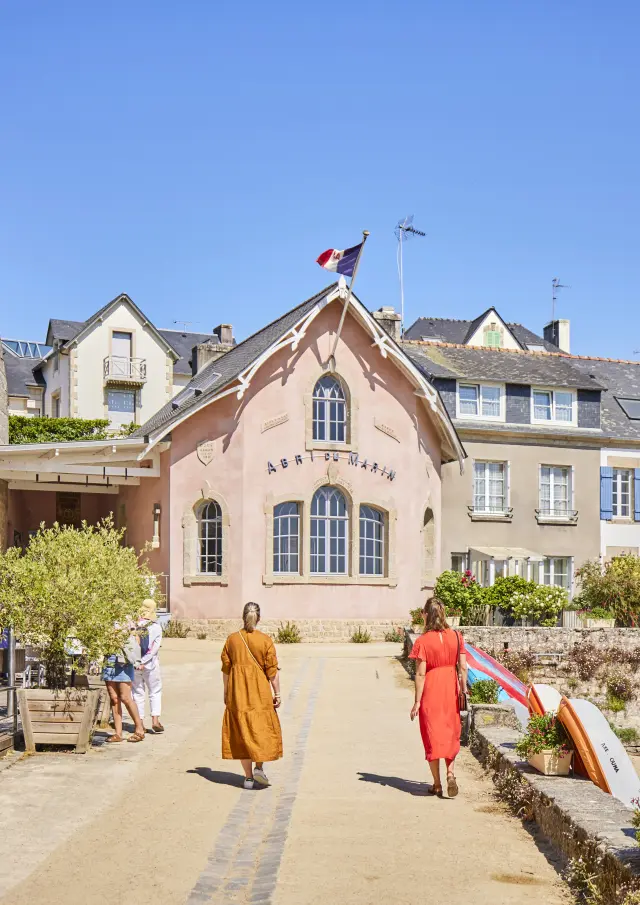 Balade au port de Sainte-Marine devant l'abri du marin