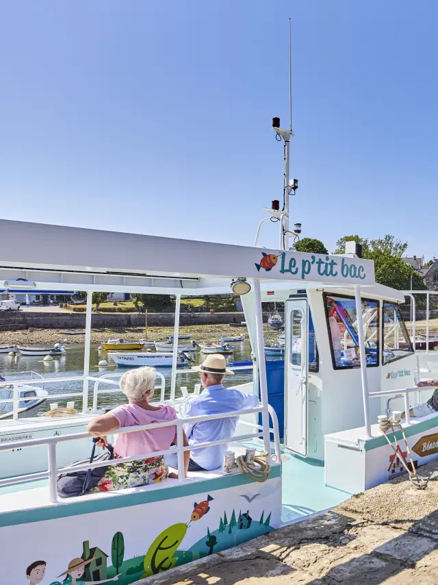 Le p'tit bac au port de Sainte-Marine