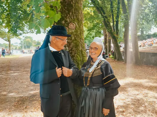 Pont-lAbbe-Festival-des-Brodeuses-costume-coiffe-bois-saint-Laurent-ete-2023-E-Cleret-3.jpg