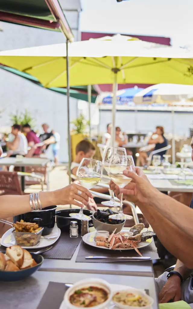 Le-Guilvinec-restaurant-la-Chaumiere-moules-fruits-de-mer-terrasse-figurants-entre-amis-juillet-2021-Alexandre-Lamoureux-3.jpg