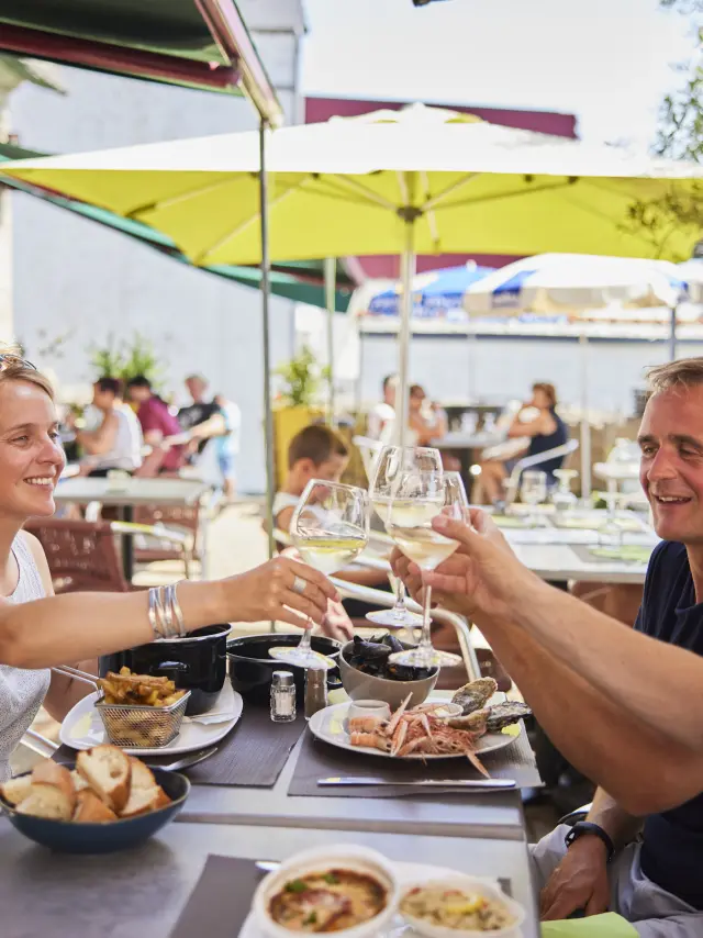 Le-Guilvinec-restaurant-la-Chaumiere-moules-fruits-de-mer-terrasse-figurants-entre-amis-juillet-2021-Alexandre-Lamoureux-3.jpg