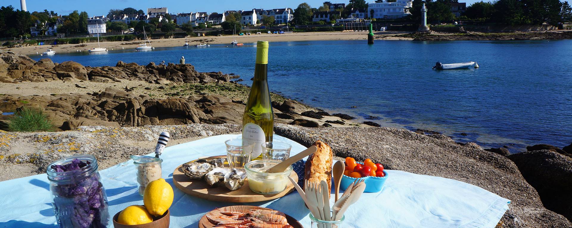 A chic picnic at Sainte-Marine looking across to Bénodet © E.Cléret