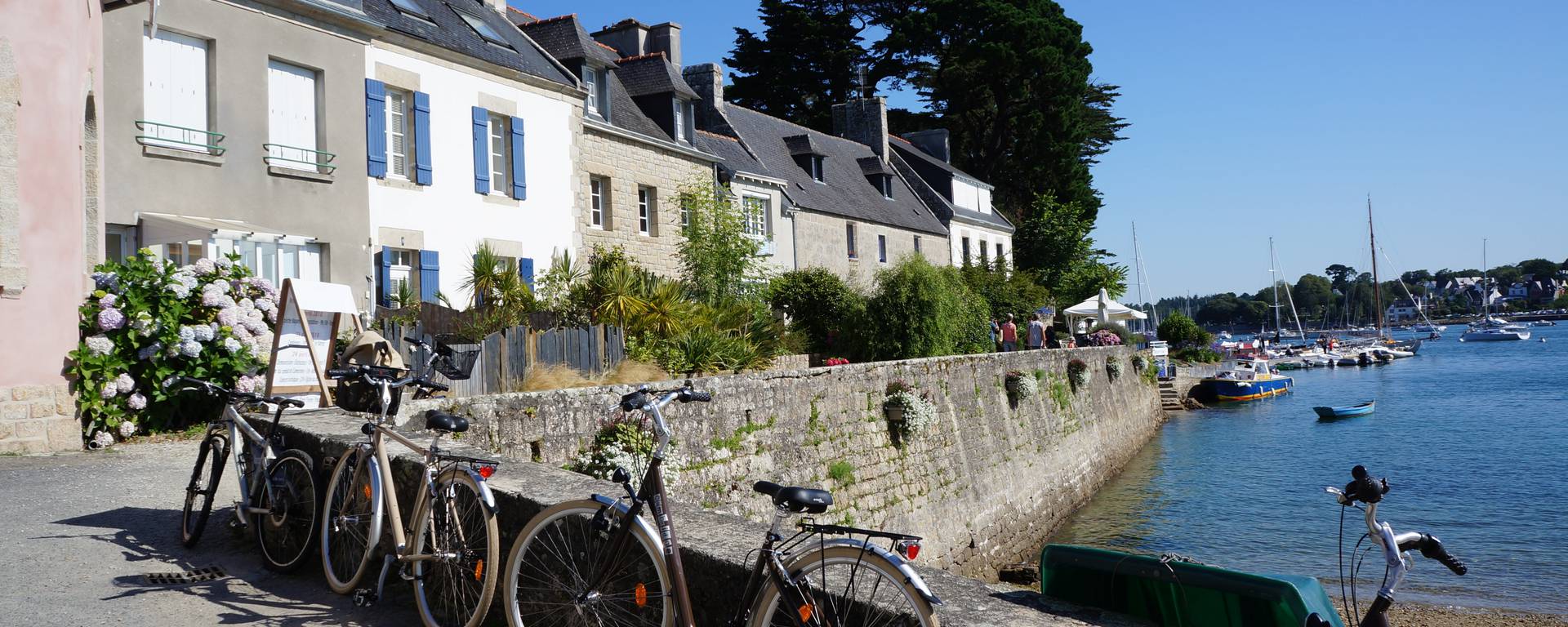 Bikes by the harbour in Sainte-Marine, Pays Bigouden ©E-Cléret 