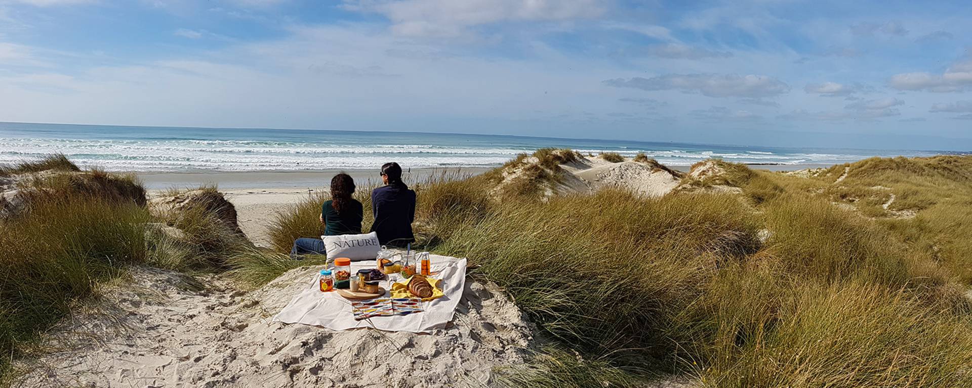 Picnic on the path by the old pebble-crushing factory in Treguennec © E Cléret