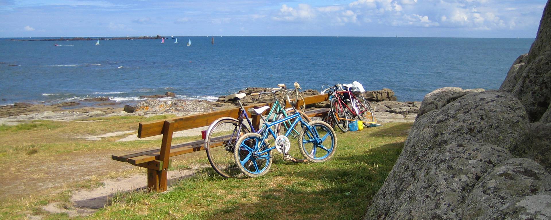 Family bike ride along the Bigouden coast © E Cléret