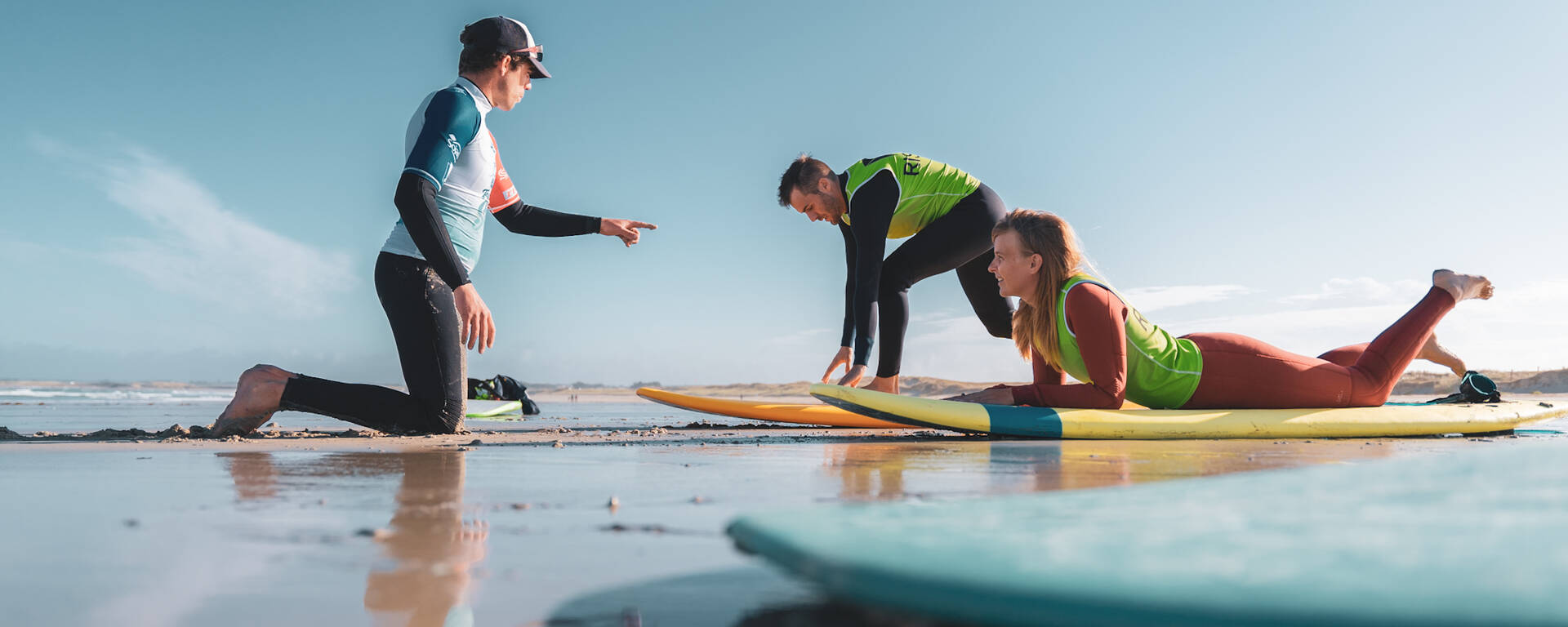 C'est le printemps, prenez un cours de surf en Pays Bigouden. Bigoudenjoy © entre2poles