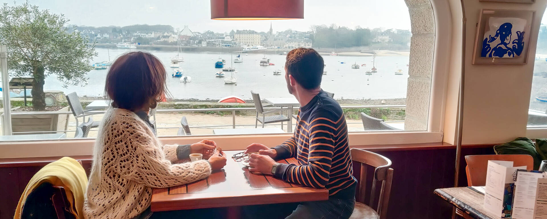 une petite pause au restaurant - ©E Cléret (Café du Port)