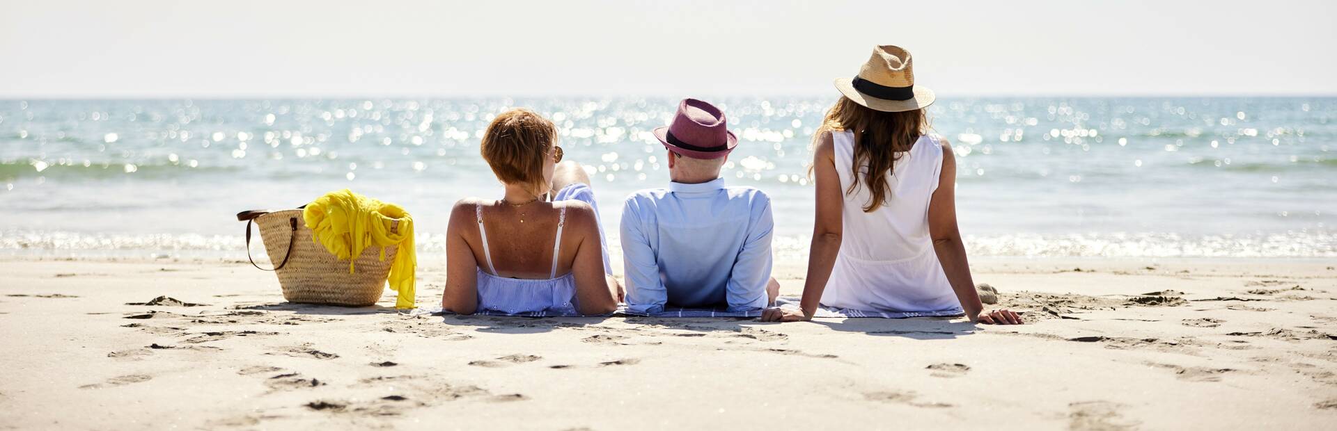Buller sur la plage entre amis en Pays bigouden © A Lamoureux