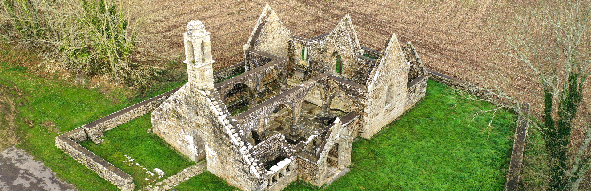 Les ruines de la Chapelle Saint Honoré à Plogastel St Germain en Pays Bigouden ©Gwenn Ha Drone