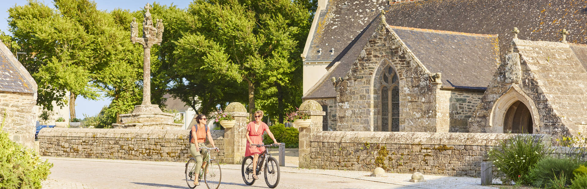 Village de Plovan à vélo près de l'église St Gorgon - ©A.Lamoureux