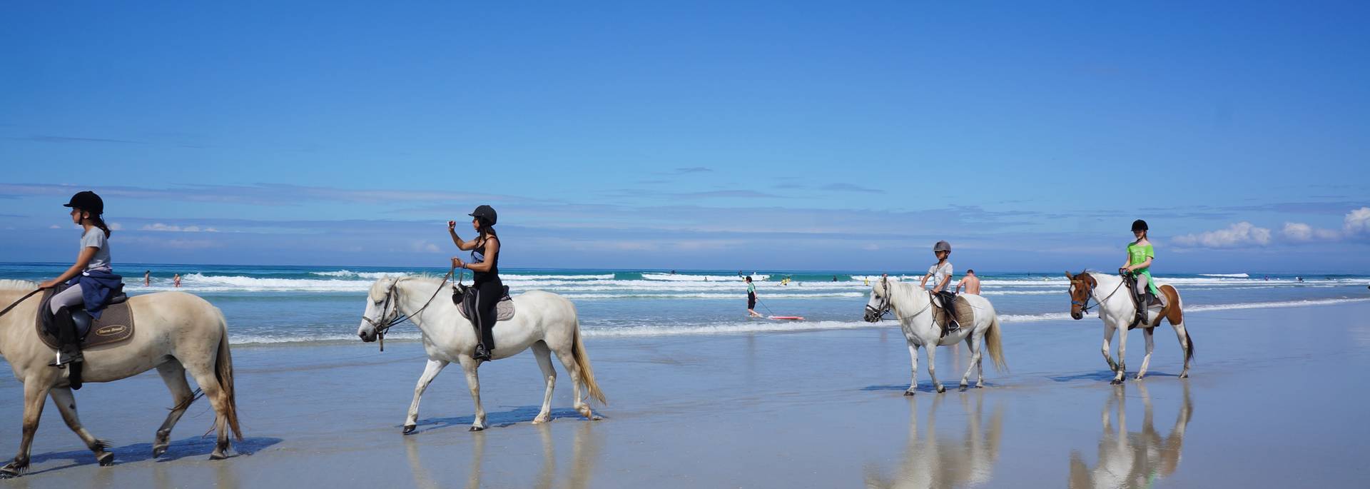 Que faire, que visiter à Saint Jean Trolimon ? Balade à cheval le long de la Baie d'Audierne ©EvaCléret