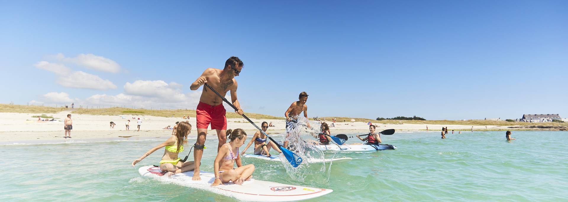 Que faire, que visiter au Guilvinec ? Se détendre à la plage de la grève blanche au Guilvinec... translucide et joyeuse ! ©Alexandre Lamoureux