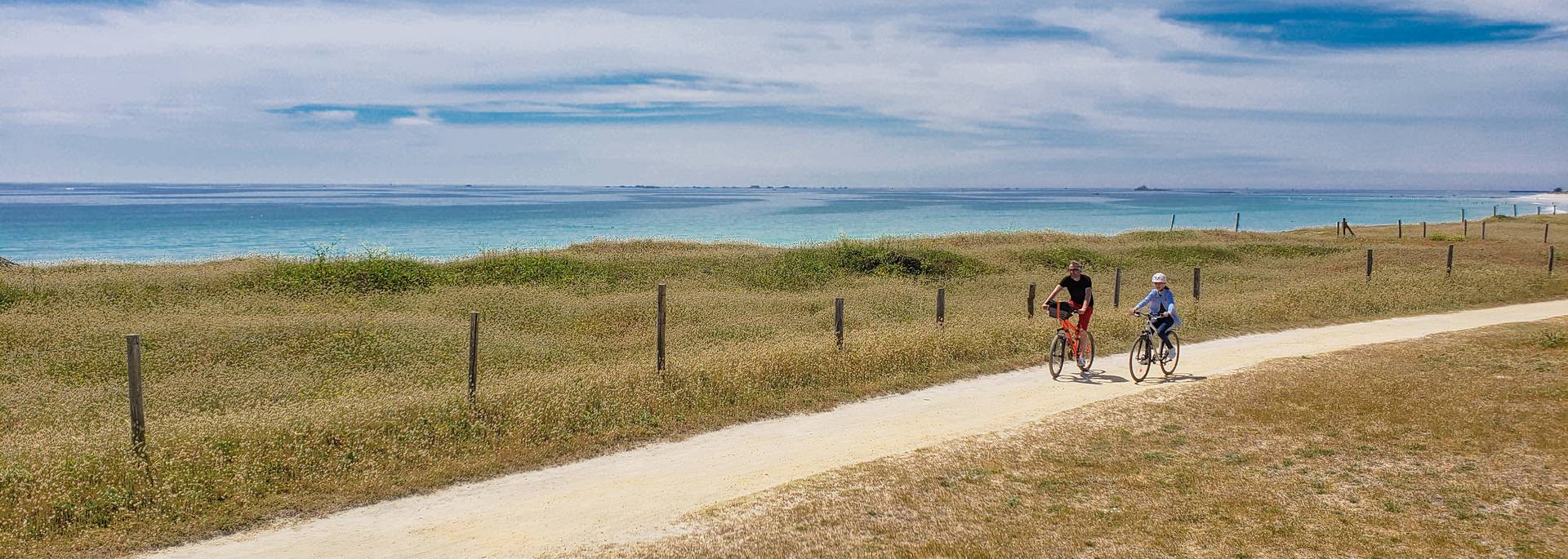 Vélo le long de la plage en Pays Bigouden © E Cléret