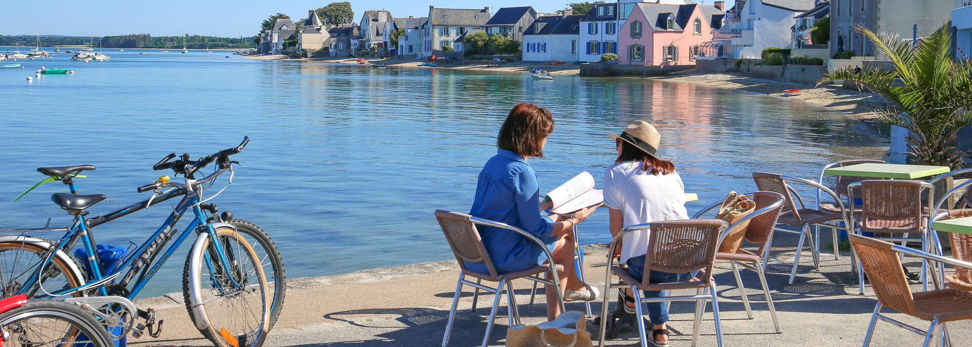 manger sur le port de l'Île-Tudy © E Cléret