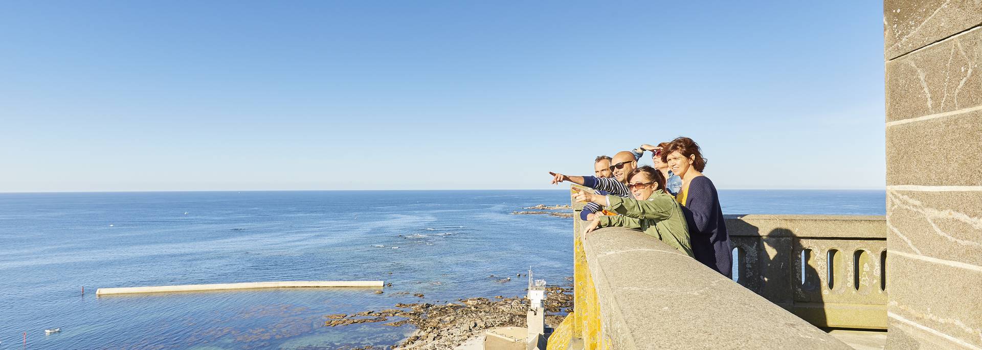 respirer le grand air en haut du phare d'Eckmühl à Penmarc'h © A Lamoureux