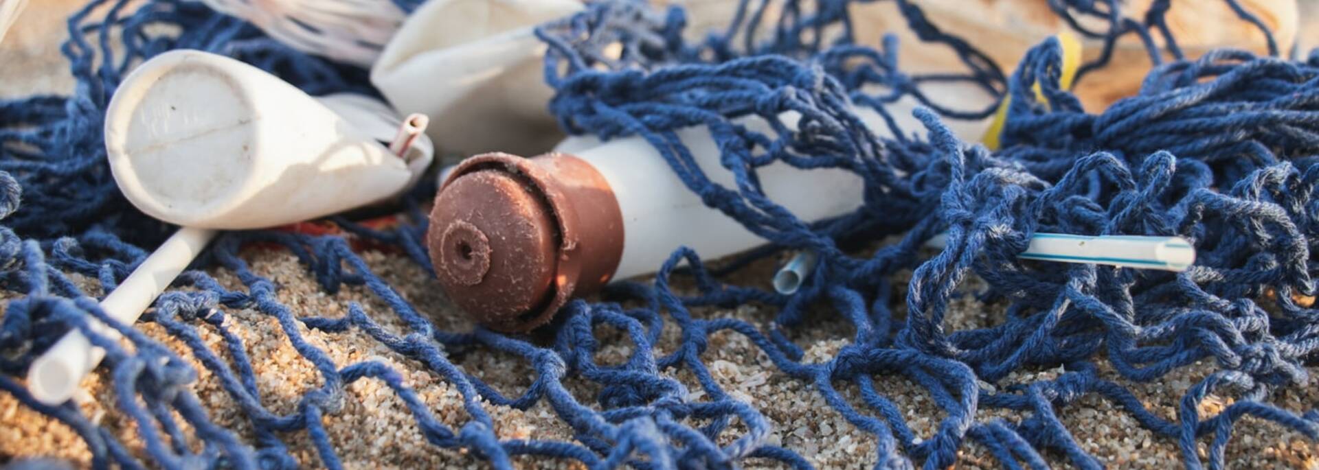 Waste on the beach © Unsplash