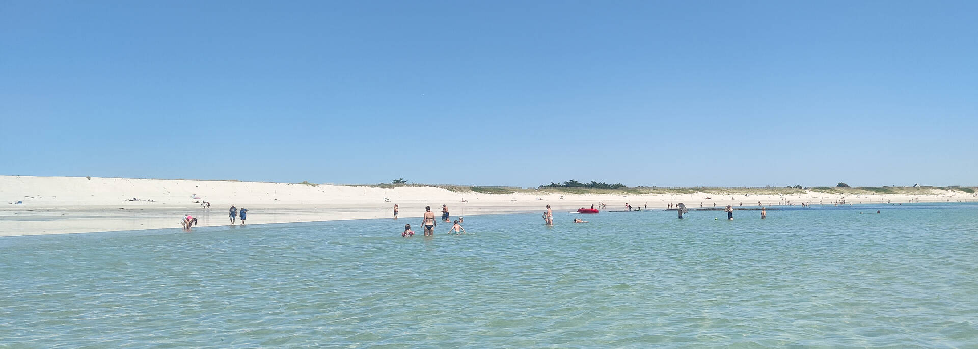 Se baigner dans une eau transparente à Loctudy - Plage des sables blancs - © E Cléret