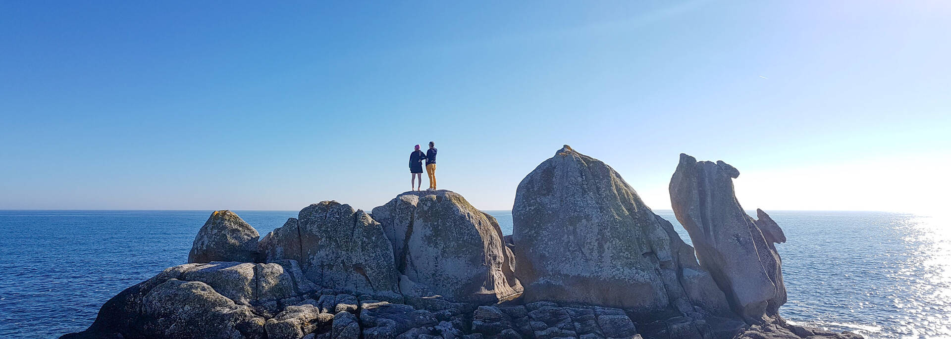 Se balader sur le sentier des rochers du Goudoul - © Gwenn Ha Drone