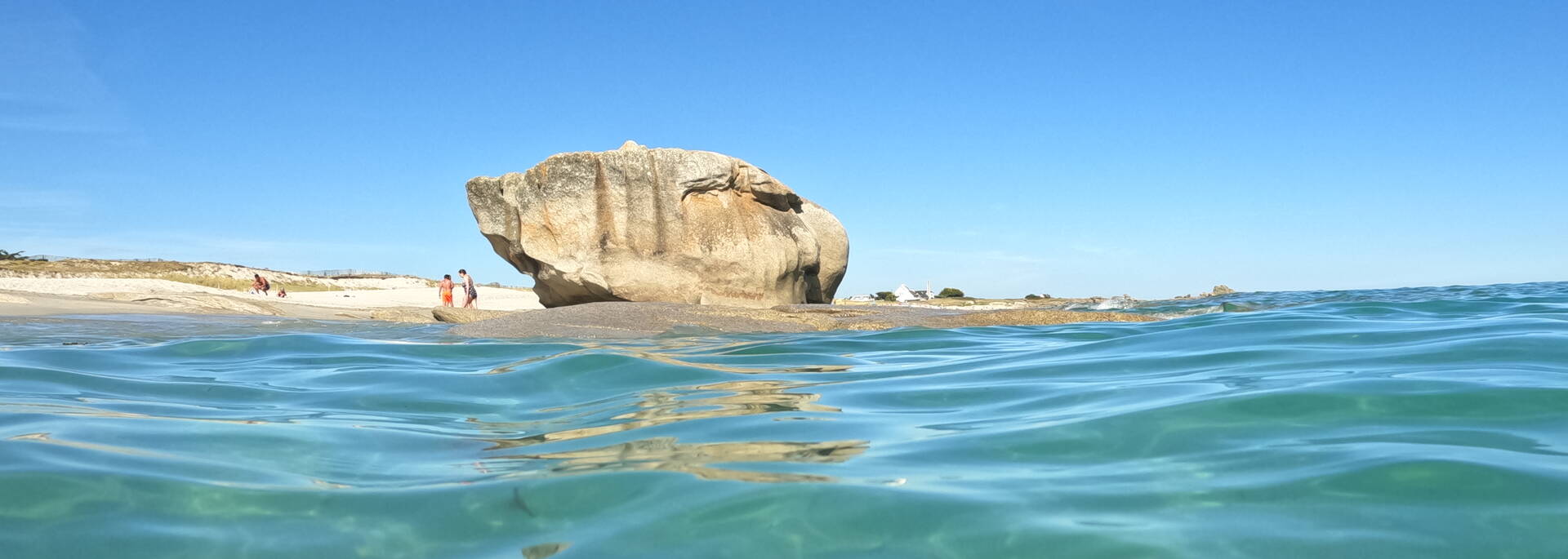 Se baigner dans une eau transparente à la plage de Kersaux © E Cléret