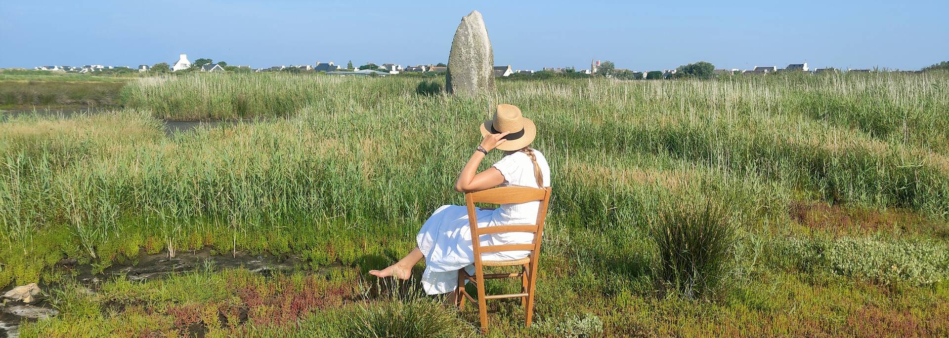 Prendre le temps devant le menhir de Léhan à Léchiagat © E Cléret